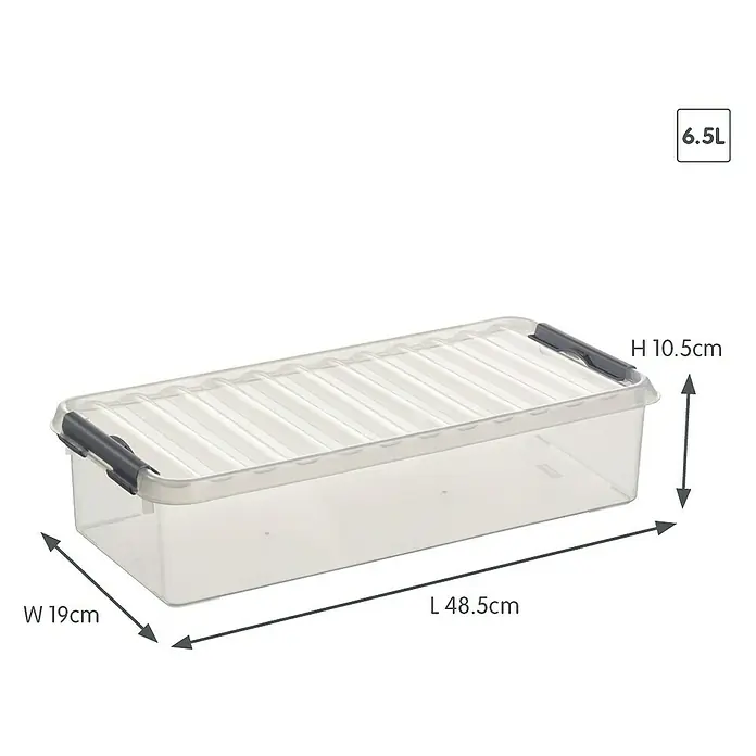 Sunware Aufbewahrungsbox Q-Line - L x B x H: 48,5 x 19 x 10,5 cm, Kunststoff, Transparent, Farbe Griff: Schwarz - Ein transparentes 6,5L Unterbettbox, die mit einem Deckel versehen und zur Aufbewahrung von Gegenständen unter dem Bett dient.