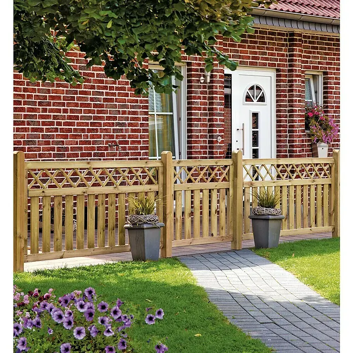 T & J Sichtschutzelement Kampen - B x H: 180 x 90 cm, Holz, Braun - Hölzerner Gartenzaun mit dekorativem Gitter und Pflanzenkübeln vor einem Backsteinhaus. Ideal für die Gartengestaltung.