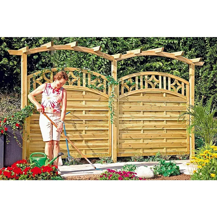 T & J Sichtschutzelement Antik - 1.800 x 1.800 mm, Holz, Braun - Gartenszene mit einer Frau, die vor einem Holzzaun mit Rosen und anderen Gartenutensilien arbeitet.