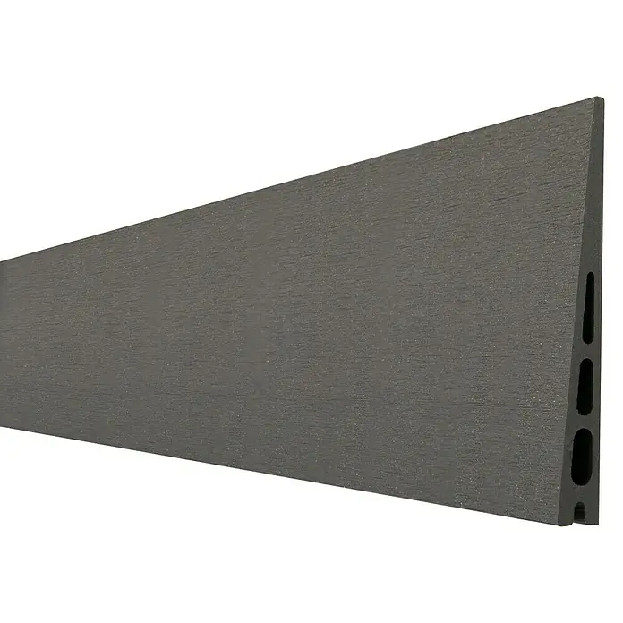 T & J Sichtschutzelement Skär - 1.796 x 20 mm, Anthrazit - Nahaufnahme eines grauen Fassadenprofils aus Verbundmaterial, das eine moderne und wartungsarme Alternative zu Holz darstellt.