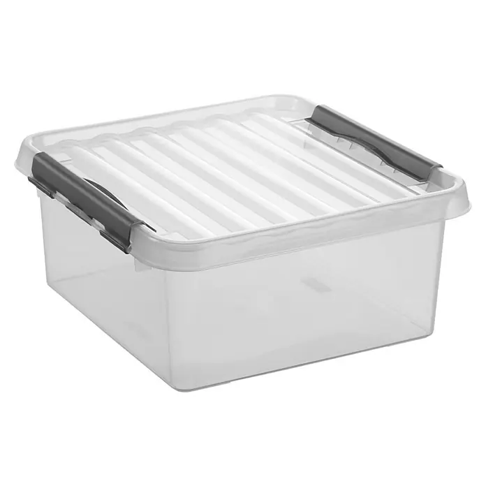 Sunware Aufbewahrungsbox Q-Line - L x B x H: 40 x 40 x 20 cm, Kunststoff, Transparent, Farbe Griff: Schwarz - Ein durchsichtiger Kunststoff-Aufbewahrungsbehälter mit Deckel und grauen Verschlüssen für eine ordentliche Lagerung im ganzen Haus.