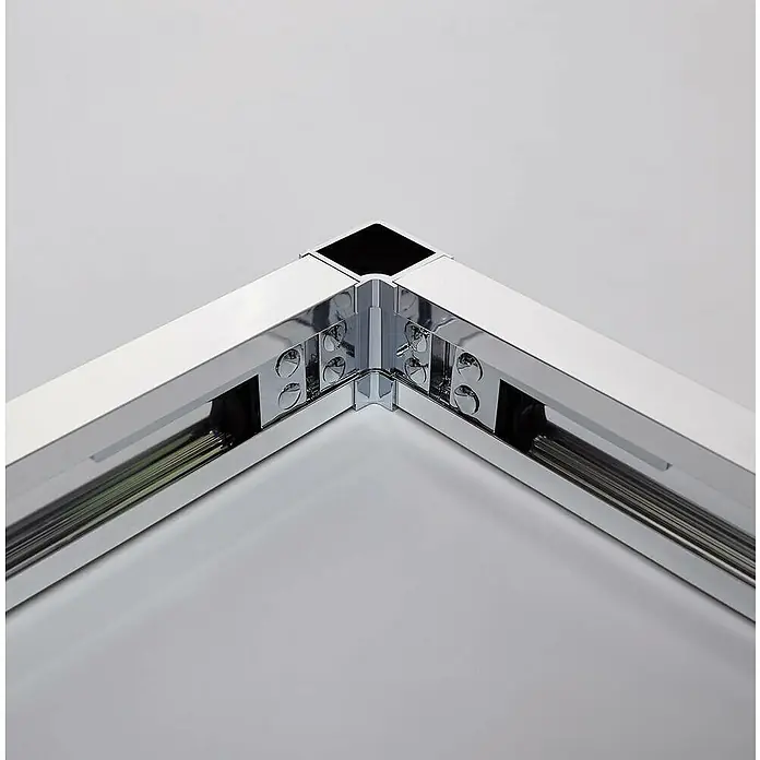 GME Mampara de ducha esquinera Tandem - L x An x Al: 80 x 105 x 195 cm, Vidrio transparente - Primer plano de un conector de esquina cromado para cabinas de ducha, que muestra una solución robusta y brillante para el baño.