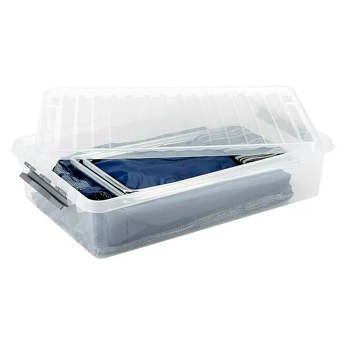 Sunware Aufbewahrungsbox Q-Line - L x B x H: 80 x 50 x 18 cm, Kunststoff, Transparent, Farbe Griff: Schwarz - Ein durchsichtiger Kunststoffbehälter mit teilweise geöffnetem Deckel, gefüllt mit Textilien und einem Metallgestell, für Lagerzwecke.