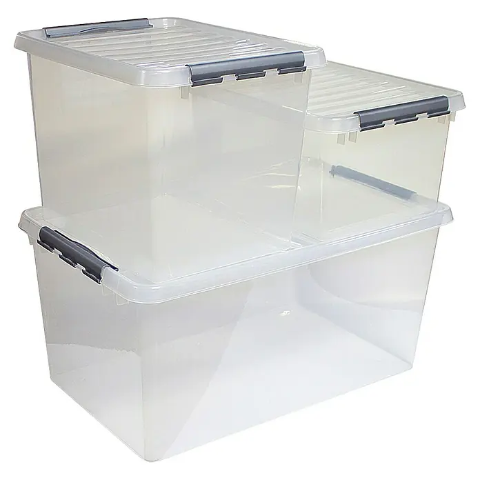 Sunware Aufbewahrungsbox Q-Line - L x B x H: 73 x 42 x 38 cm, Kunststoff, Transparent, Farbe Griff: Schwarz - Bild von drei transparenten Aufbewahrungsboxen mit grauen Verschlüssen, die übereinander gestapelt sind. Die Boxen eignen sich ideal für die Lagerung.