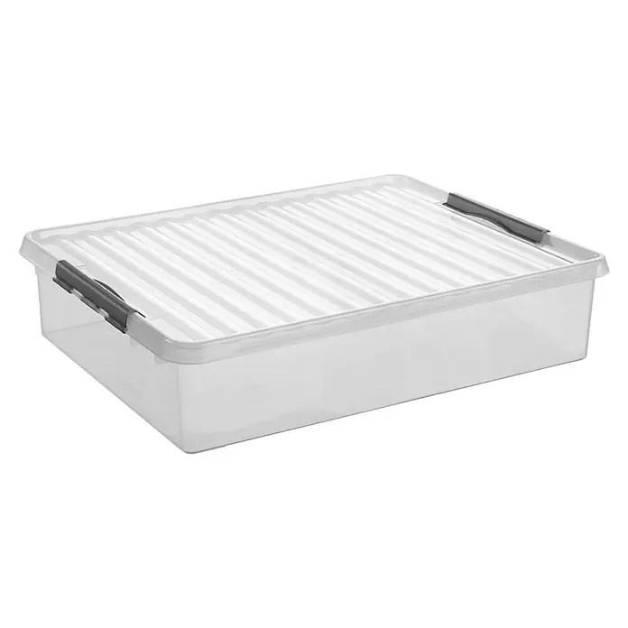 Sunware Aufbewahrungsbox Q-Line - L x B x H: 80 x 50 x 18 cm, Kunststoff, Transparent, Farbe Griff: Schwarz - Ein durchsichtiger Aufbewahrungsbehälter mit einem strukturierten Deckel und grauen Verschlüssen für eine sichere Aufbewahrung.