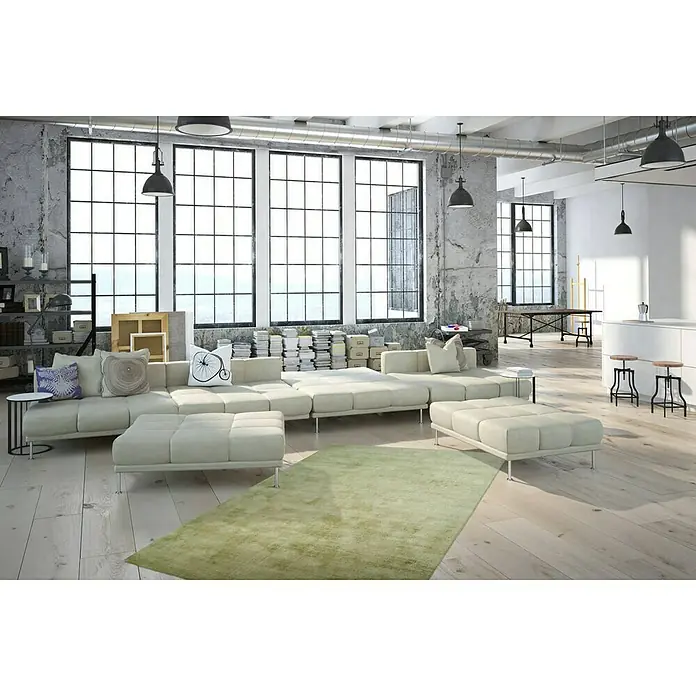 Kayoom Kurzflorteppich LuxuryEdelgrün, 170 x 120 cm, 100 % Viskose - Ein stilvoller Wohnraum mit einem modernen grünen Teppich, der den Sitzbereich mit einem modularen Sofa elegant ergänzt.