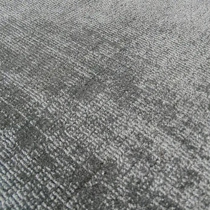 Kayoom Kurzflorteppich Luxury - Mint, 150 x 80 cm, 100 % Viskose - Nahaufnahme eines modernen, grauen Teppichs mit subtiler Textur, ideal für zeitgemäße Wohnräume und Büros.