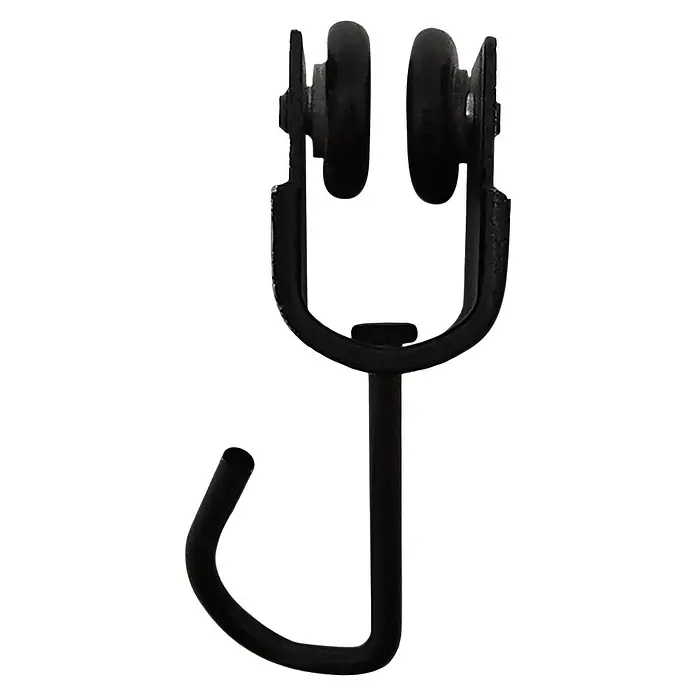Micel Polea TLD18 - 2 ud., Negro, Específico para: Cortina lateral - Un primer plano de un colgador de riel de cortina negro, con un gancho en la parte inferior y rodillos para colgar cortinas fácilmente.
