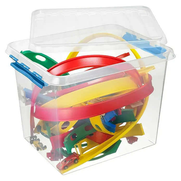 Sunware Aufbewahrungsbox Q-Line - L x B x H: 50 x 40 x 38 cm, Kunststoff, Transparent, Farbe Griff: Blau - Klarsichtige Aufbewahrungsbox gefüllt mit bunten Spielzeugrennstreckenteilen und kleinen Spielzeugautos.
