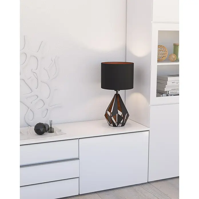 Eglo Lámpara de sobremesa Carlton 5 - 60 W, Ø x Al: 25 x 51 cm, Negro, E27 - Primer plano de una lámpara moderna con pantalla negra y base geométrica sobre una cómoda blanca.