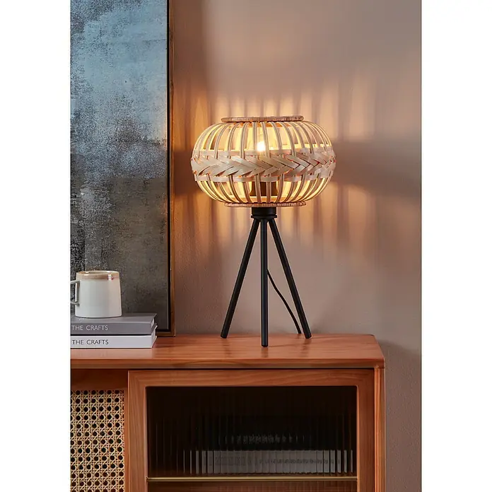 Eglo Lámpara de sobremesa Amsfield - 40 W, Ø x Al: 26 x 41 cm, Negro, Bambú, E27 - Una elegante lámpara de mesa con una pantalla de bambú tejido y una base de trípode negra, que emite una luz cálida y acogedora.