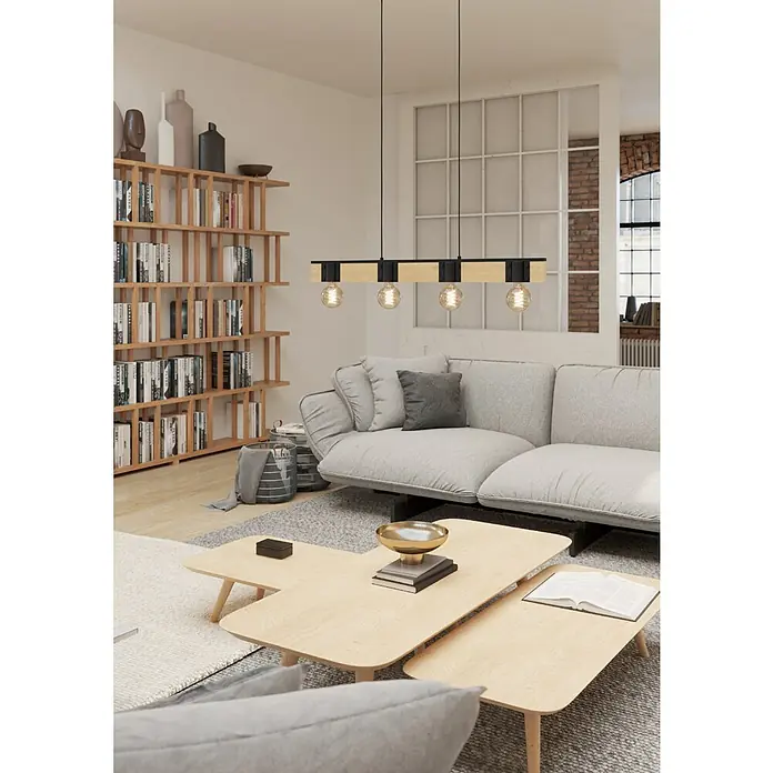 Eglo Bailrigg Lámpara colgante - 160 W, L x An x Al: 4,5 x 89,5 x 110 cm, Negro y Madera - Interior con una lámpara colgante moderna con cuatro bombillas Edison colgando sobre una mesa de centro en una sala de estar elegante.