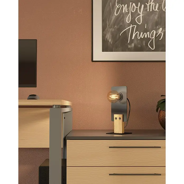 Eglo Bramerton Lámpara de sobremesa - 40 W, L x An x Al: 14 x 12 x 31 cm, Negro y Madera, E27 - Primer plano de una lámpara de noche con bombilla Edison, sobre una cómoda. Iluminación decorativa para dormitorio.