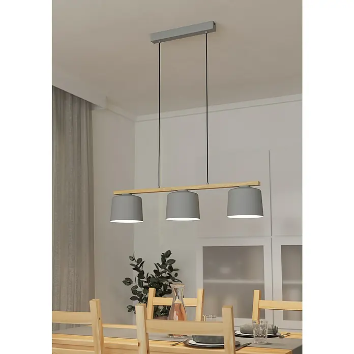 Eglo Lámpara colgante Mariel - 120 W, L x An x Al: 19 x 91 x 110 cm, Gris, Madera, E27 - Lámpara colgante de tres luces en gris y acabado de madera sobre una mesa de comedor. Diseño moderno para iluminación elegante.