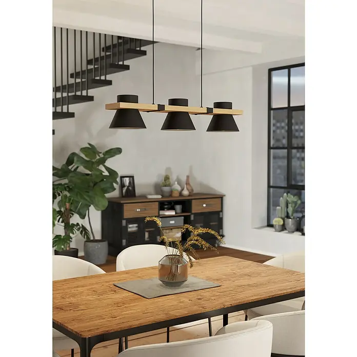 Eglo Maccles Lámpara colgante - 45 W, L x An x Al: 18 x 78 x 110 cm, Negro y Madera, E27 - Una lámpara de comedor moderna con tres pantallas negras y una viga de madera colgada sobre una mesa de madera.