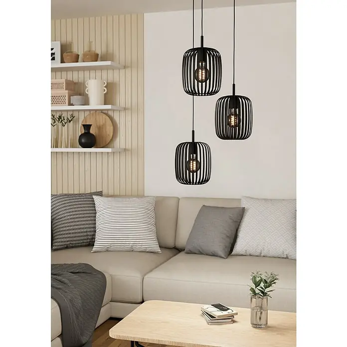 Eglo Romazzina Lámpara colgante - 120 W, Ø x Al: 46 x 110 cm, Negro, E27 - Tres lámparas colgantes negras modernas con un diseño de jaula abierta cuelgan sobre una sala de estar con un sofá de color claro y una mesa de madera.