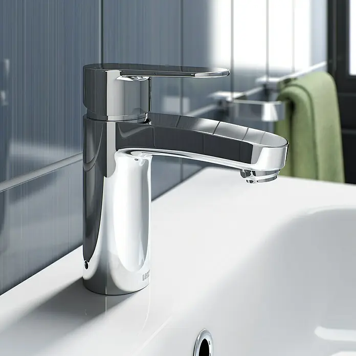 Lenz Waschtischarmatur Calista - Chrom, Glänzend - Nahaufnahme eines glänzenden Chrom-Wasserhahns auf einem weißen Waschbecken, der modernes Baddesign betont. Elegantes Detail für das Badezimmer.