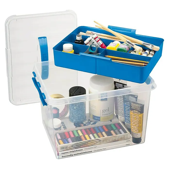 Sunware Aufbewahrungsbox Q-Line - L x B x H: 40 x 30 x 26 cm, Kunststoff, Transparent/Blau - Ein durchsichtiger Behälter mit Deckel und blauem Einsatz, gefüllt mit einer Vielzahl von Kunstbedarfsmaterialien.