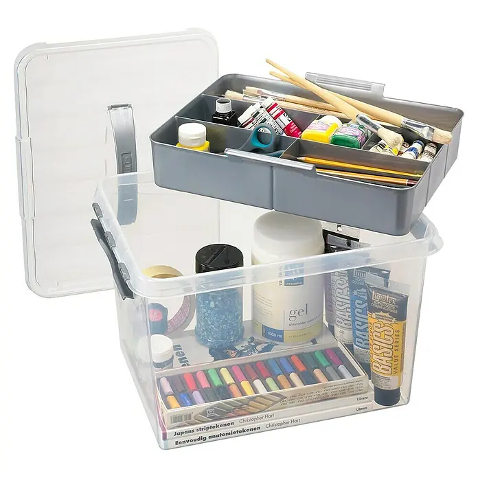 Sunware Aufbewahrungsbox Q-Line mit Einsatz - L x B x H: 40 x 30 x 26 cm, Kunststoff, Transparent - Ein durchsichtiger Aufbewahrungsbehälter, gefüllt mit verschiedenen Kunstbedarfsmaterialien und einer grauen Einlage mit Fächern.