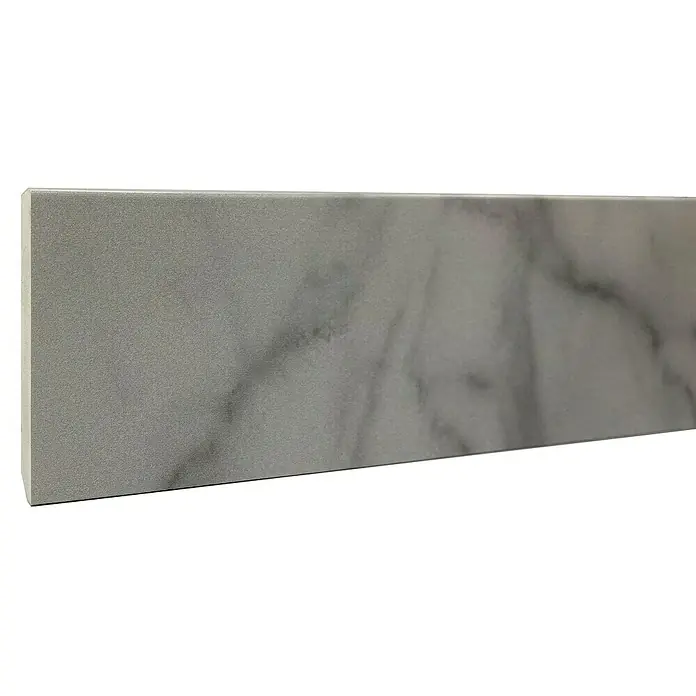 Rodapié espumado White Marble - 2,2 x 13 x 90 mm - Primer plano de una baldosa para rodapié con aspecto de mármol. La baldosa tiene un color gris y una superficie lisa.
