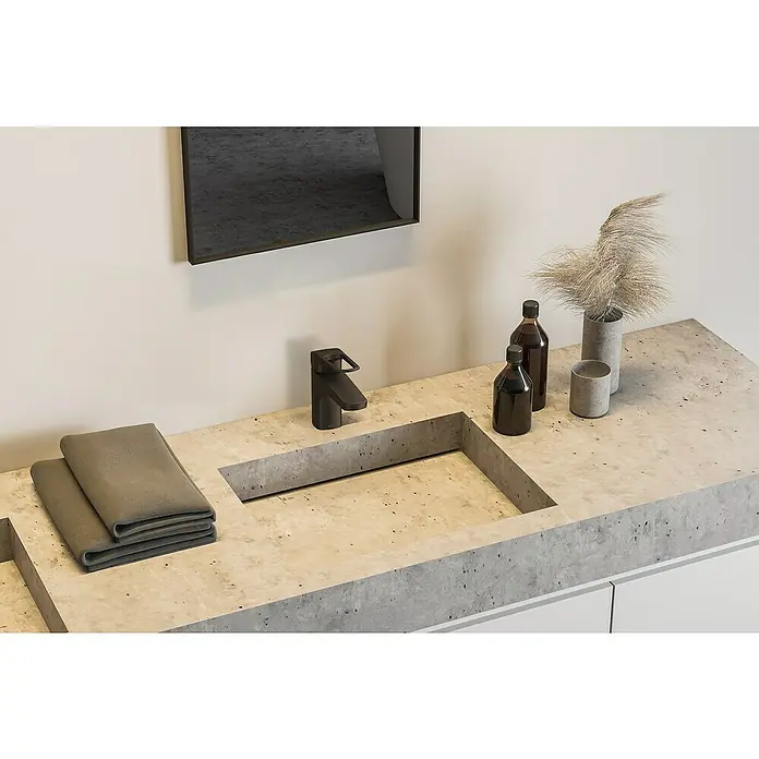 Lenz Waschtischarmatur Inoa - Schwarz, Matt - Modernes Badezimmerwaschbecken aus Beton mit Armatur, Handtüchern, Seifenspendern und Deko. Das stilvolle Design verleiht jedem Bad eine elegante Note.