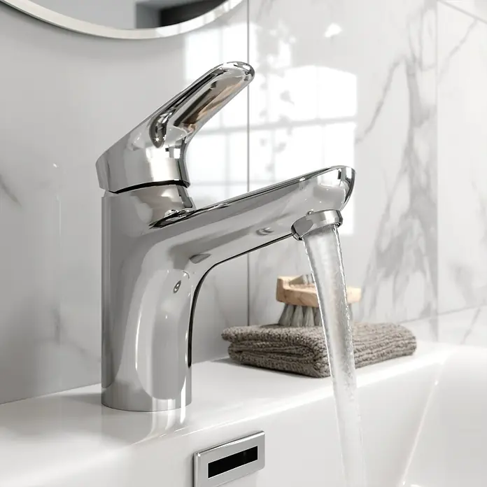 Lenz Waschtischarmatur Picea 2 - Chrom, Glänzend - Ein glänzender Chrom-Wasserhahn mit fließendem Wasser vor einem marmorierten Hintergrund. Elegantes Design für modernes Bad.