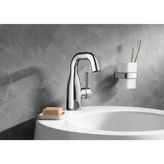 Lenz Waschtischarmatur Pola - Chrom, Glänzend - Nahaufnahme eines glänzenden Chrom-Wasserhahns auf einem Waschbecken mit Seife und Zahnbürsten.