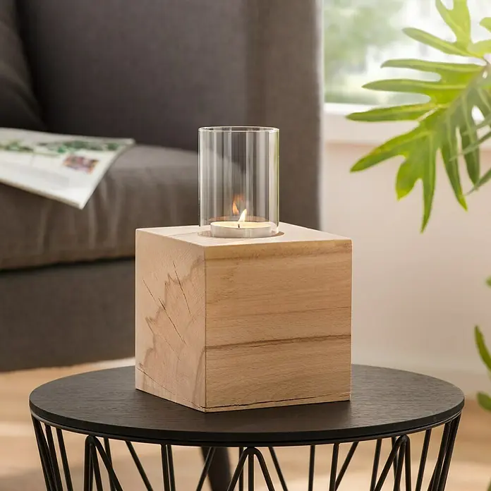 Massiv Blox Massivholzwürfel Cube - Buche, 15 x 15 x 15 cm - Dekorativer Teelichthalter aus Holz mit Glaseinsatz, der ein warmes, gemütliches Licht erzeugt und eine entspannende Atmosphäre schafft.