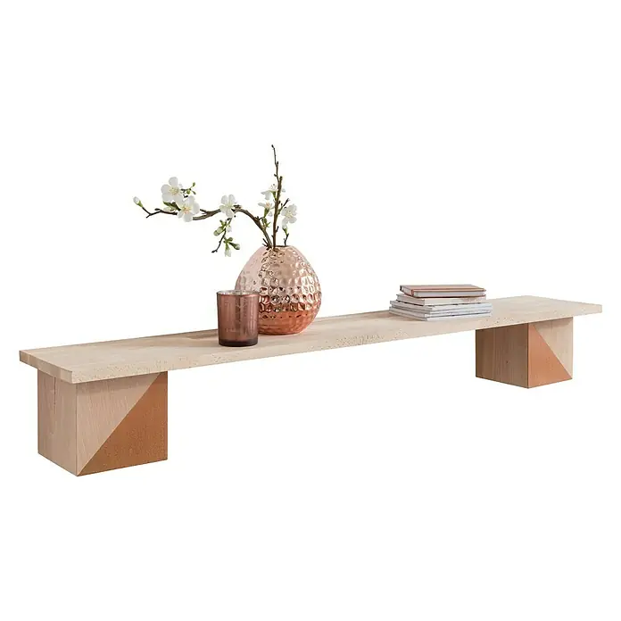 Massiv Blox Massivholzwürfel Cube - Buche, 15 x 15 x 15 cm - Eine moderne Holzkonsole mit Dekorationen, darunter eine Vase mit Blumen, ein Kerzenhalter und Bücher, vor einem schwarzen Hintergrund.