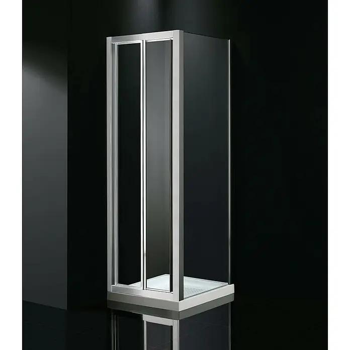 GME Mampara de ducha plegable esquinera Akord - An x Al: 80 x 195 cm, Plata Brillo, Espesor de vidrio: 4 mm, Longitud regulable: 66 cm - 78,4 cm - Cabina de ducha con puertas correderas de vidrio transparente y marcos plateados sobre fondo negro.