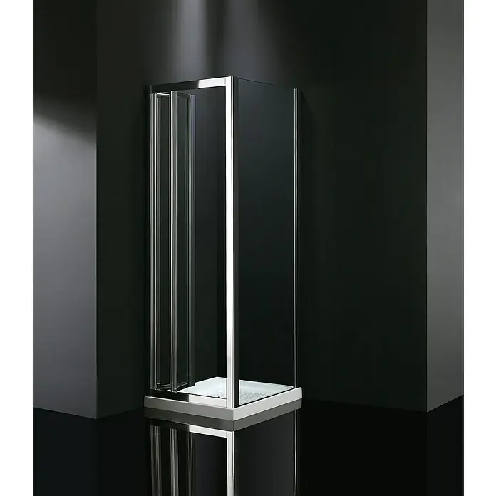 GME Mampara de ducha plegable esquinera Akord - An x Al: 80 x 195 cm, Plata Brillo, Espesor de vidrio: 4 mm, Longitud regulable: 66 cm - 78,4 cm - Elegante cabina de ducha con marco cromado y vidrio negro sobre un fondo oscuro. Ideal para diseños de baños modernos.