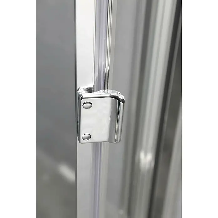 GME Mampara de ducha plegable esquinera Akord - An x Al: 80 x 195 cm, Plata Brillo, Espesor de vidrio: 4 mm, Longitud regulable: 66 cm - 78,4 cm - Primer plano de una bisagra plateada brillante en una cabina de ducha, combinando robustez con estilo.