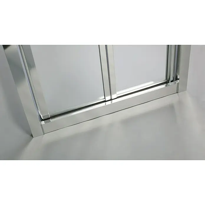GME Mampara de ducha plegable esquinera Akord - An x Al: 80 x 195 cm, Plata Brillo, Espesor de vidrio: 4 mm, Longitud regulable: 66 cm - 78,4 cm - Primer plano de una cabina de ducha moderna con puertas correderas y marcos plateados. Los detalles del diseño y el acabado son claramente visibles.
