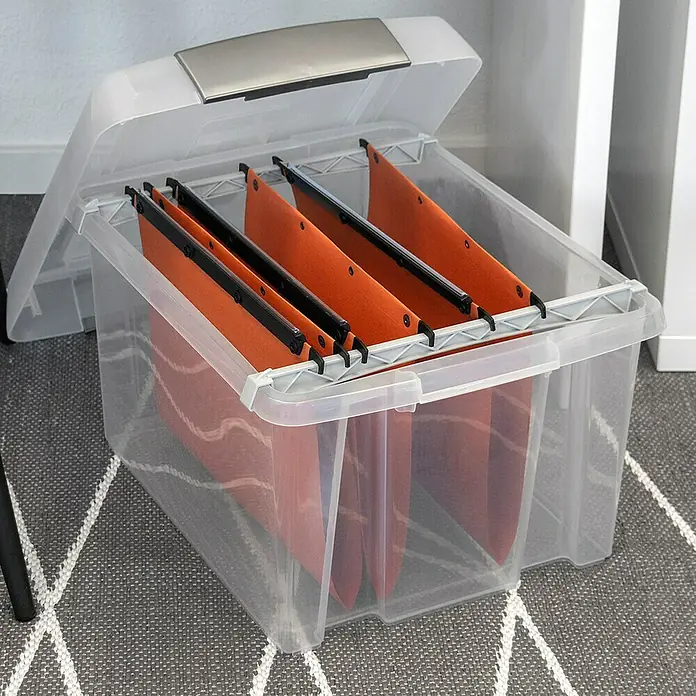 Sunware Hängeaufbewahrung Nesta - L x B x H: 47,5 x 37 x 28 cm, 37 l, Transparent - Transparente Aufbewahrungsbox mit orangefarbenen Hängeordnern und halb geöffnetem Deckel.
