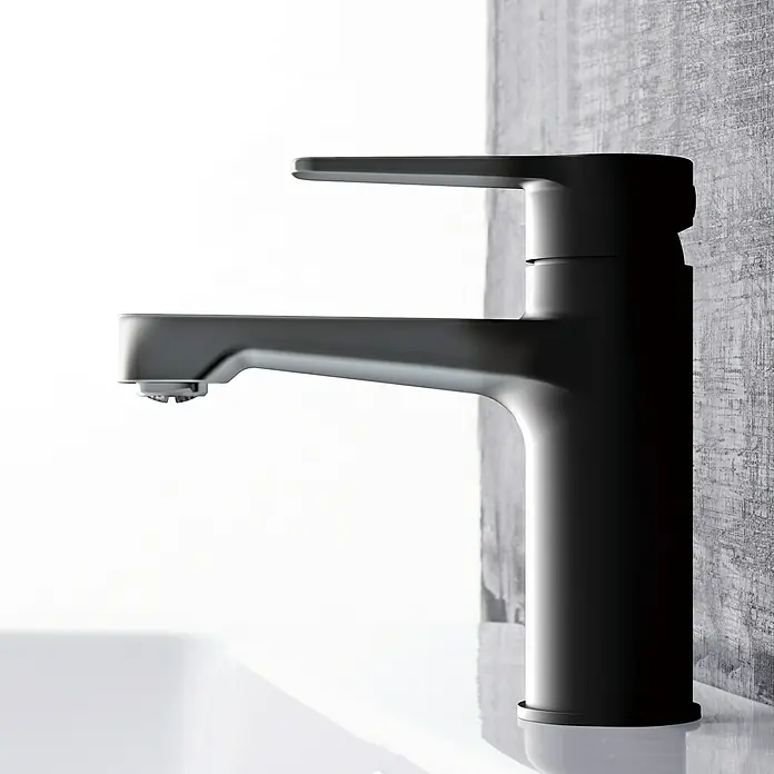 Lenz Mola Waschtischarmatur - Schwarz, Matt - Nahaufnahme einer eleganten, schwarzen Waschtischarmatur vor einer strukturierten Wand, die ein modernes Badezimmerdesign betont.