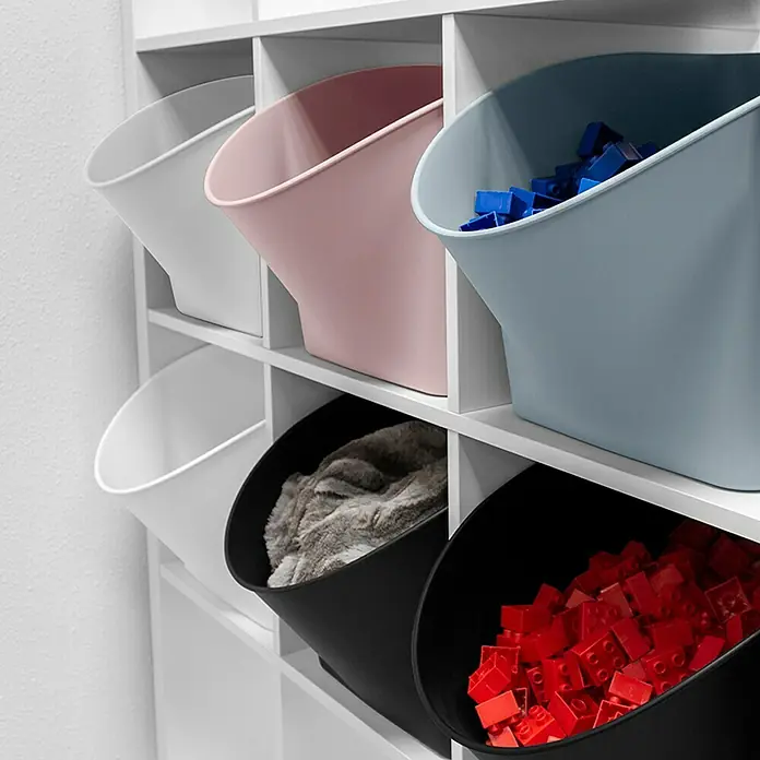 Sunware Aufbewahrungsbox Spielzeugbox - L x B x H: 42,5 x 32,5 x 31,5 cm, Fassungsvermögen: 27 l, Schwarz - Bunte Aufbewahrungskörbe in einem Regal. Die Körbe sind in Weiß, Rosa, Blau, Schwarz gefärbt und mit Spielzeug und Decken gefüllt.