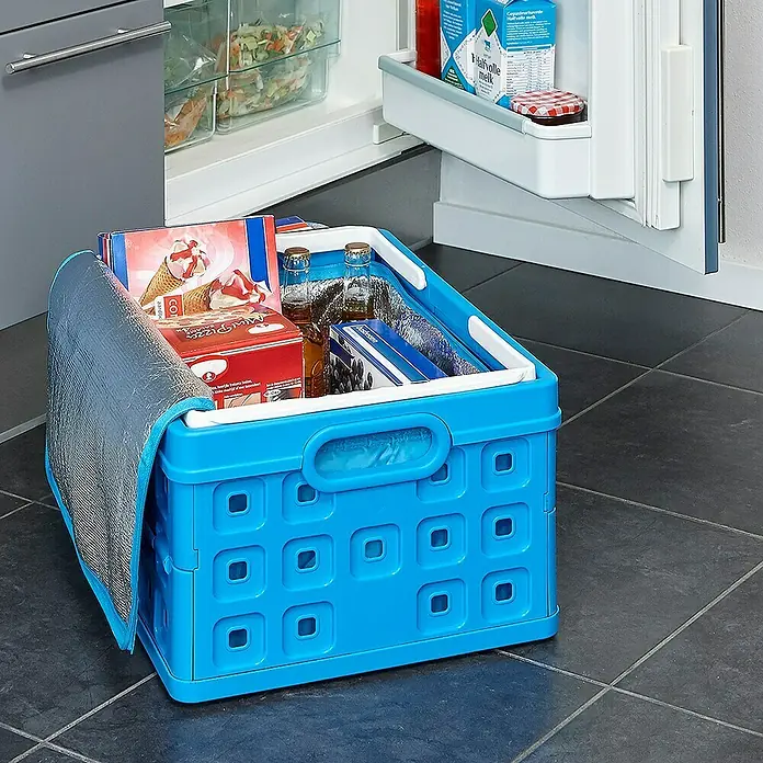 Sunware Kühltasche - L x B x H: 490 x 360 x 250 mm, Fassungsvermögen: 32 l - Eine blaue Kühltasche mit Lebensmitteln steht auf einem gefliesten Boden neben einem Kühlschrank.