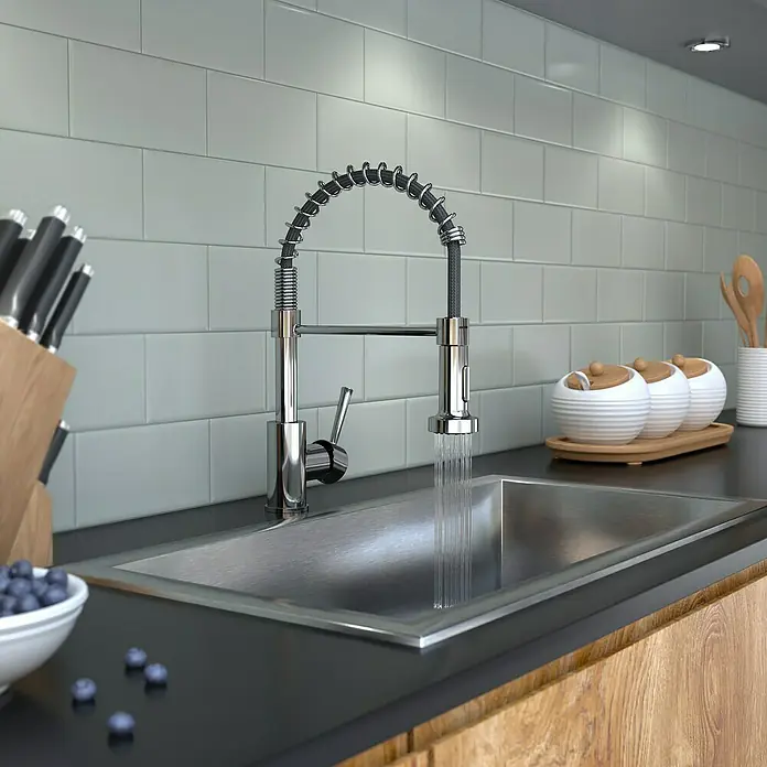 Lenz Spültischarmatur Nova - Chrom, Glänzend - Ein moderner Küchenbereich mit einem Edelstahlspülbecken und einem eleganten, verchromten Wasserhahn, der Wasser liefert.