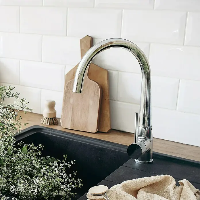 Lenz Spültischarmatur MaluChrom, Glänzend - Elegante Küchenarmatur in Chromoptik mit hohem Auslauf vor weißem Fliesenspiegel und Holzaccessoires. Die Armatur ist ein Blickfang in jeder Küche.