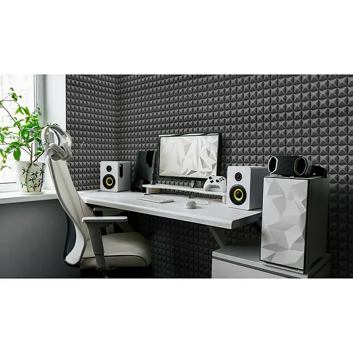 Noppenschaum Akupur - Pyramide, 100 x 50 x 4 cm, PU-Schaum - Der Gaming-Bereich verfügt über einen weißen PC-Tower, Lautsprecher und einen Monitor, der eine saubere und moderne Ästhetik für das ultimative Spielerlebnis bietet.