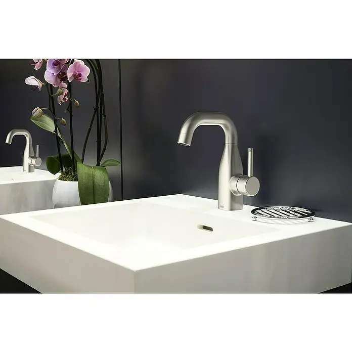 Lenz Waschtischarmatur Pola - Edelstahl, Matt - Ein modernes Badezimmer Waschbecken mit einem stilvollen, gebürsteten Edelstahl Wasserhahn und minimalistischem Design.