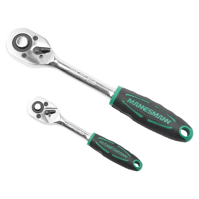 Brüder Mannesmann Steckschlüssel-Set Green Line - 115 -tlg., Antriebsgröße: ¼″ - Zwei Mannesmann-Ratschenschlüssel, ein großer und ein kleiner, beide mit ergonomischem Griff für komfortablen Halt.