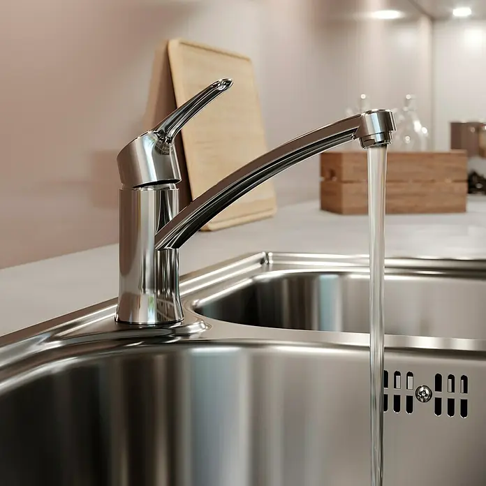 Lenz Spültischarmatur Kira - Chrom, Glänzend - Nahaufnahme eines glänzenden Wasserhahns aus Chrom in einer modernen Küche, Wasser läuft in ein Edelstahlspülbecken.