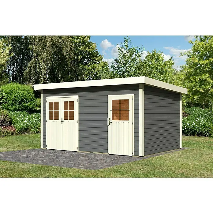 Karibu Gartenhaus Mattrup - Holz, Terragrau, Weiß - Ein graues Gartenhaus mit weißen Türen und Rahmen, eingebettet in eine grüne Gartenumgebung, bietet Stauraum und fügt sich harmonisch ein.