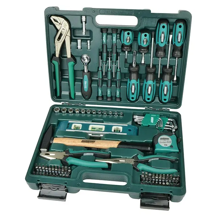 Brüder Mannesmann Werkzeugkoffer Green Line - 87 -tlg. - Geöffneter Werkzeugkoffer mit Schraubenziehern, Zangen, Hammer, Messband, Wasserwaage, Steckschlüsseln und Bits der Marke Mannesmann.
