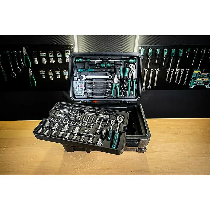 Brüder Mannesmann Werkzeugkoffer Green Line - L x B x H: 27 x 39 x 57 cm, 122 -tlg. - Werkzeugkoffer offen auf einem Tisch, mit diversen Werkzeugen wie Schraubenziehern und Schraubenschlüsseln, die ordentlich angeordnet sind.