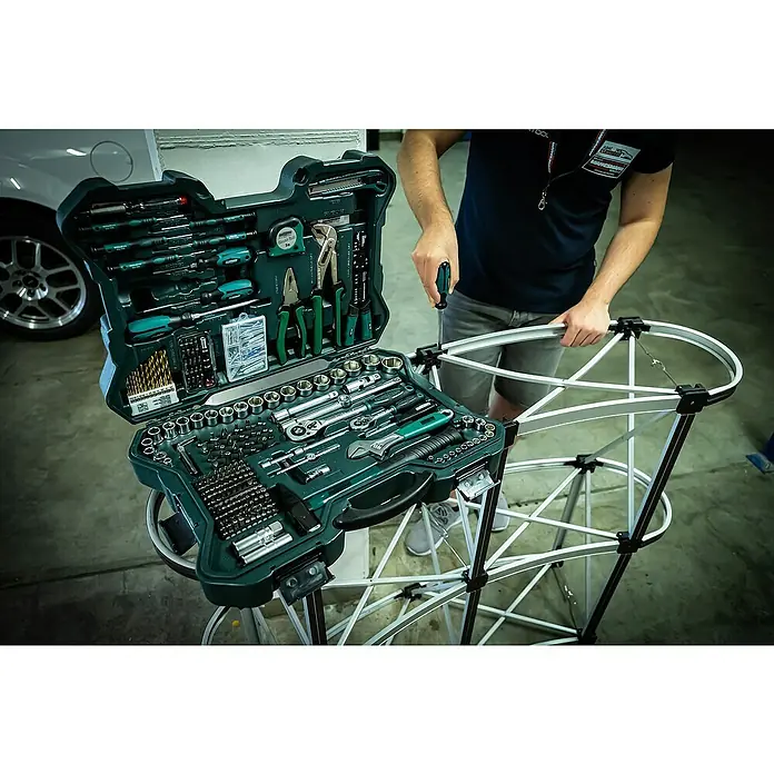 Brüder Mannesmann Werkzeugkoffer Green Line - L x B x H: 12,5 x 52 x 38 cm, 303 -tlg. - Werkzeugkoffer mit einer Vielzahl von Werkzeugen, darunter Schraubenzieher, Zangen, Schraubenschlüssel und Steckschlüssel.