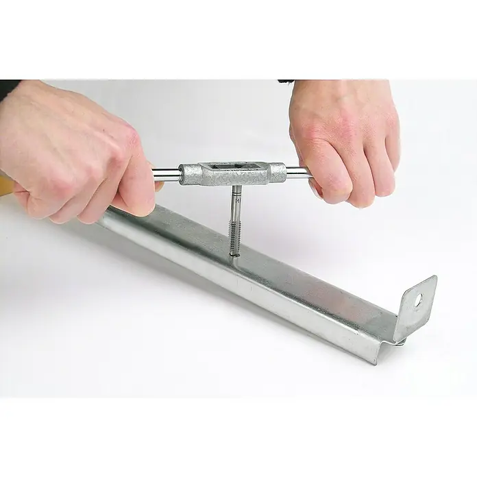 Brüder Mannesmann Gewindeschneidsatz - 32 -tlg. - Gewindebohrer-Satz in Verwendung auf einem Metallträger, um ein präzises Gewinde zu erstellen. Ideal für Metallarbeiten und DIY-Projekte.