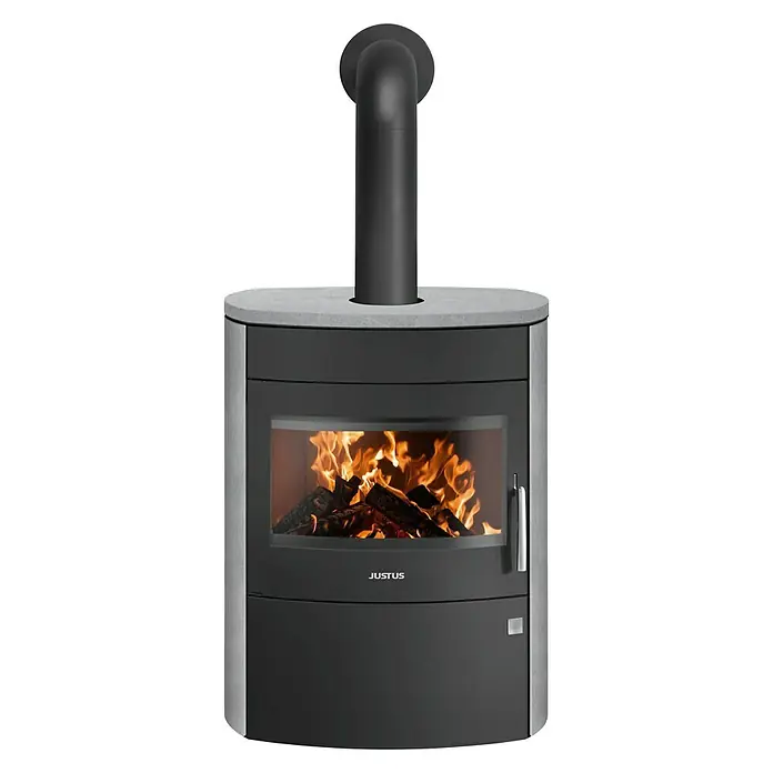 Justus Kaminofen Agero 2.0 - 7 kW, Raumheizvermögen: 144 m³, Material Verkleidung: Speckstein, Schwarz - Abbildung eines Justus Kaminofens mit Feuer. Der Kaminofen hat ein modernes Design und eine große Sichtscheibe für das Flammenspiel.