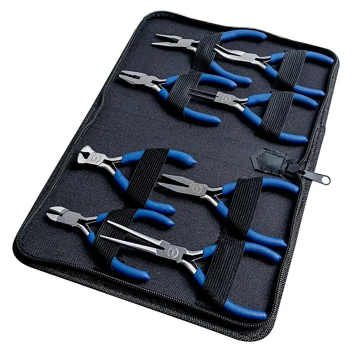 Brüder Mannesmann Zangen-Set - 8 -tlg. - Ein Set aus Präzisionszangen mit blauen Griffen, sicher verpackt in einer schwarzen Reißverschlusstasche für Werkzeuge.